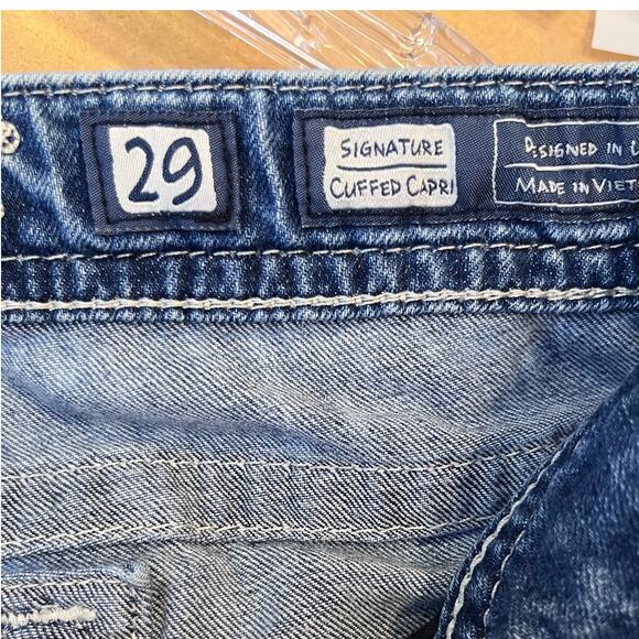 Miss Me Juniors Size 29 Blue Signature Cuffed Capri Distressed Embroidered Jeans - Picture 4 of 12